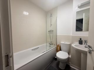 Three Bedroom Canterbury house with Driveway - 1