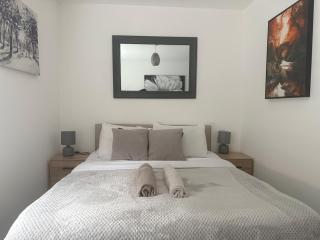 Three Bedroom Canterbury house with Driveway - 7