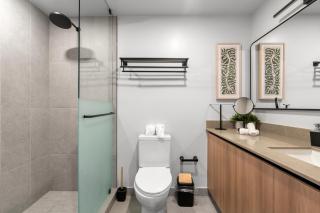 Corner 1BR plus Den - Free Parking - Walk to Bayfront Park - 4