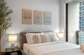 Corner 1BR plus Den - Free Parking - Walk to Bayfront Park - 1