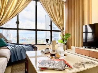 Setia Sky88 Modern Chic Suite Sunset Pool View 3KM to JB CIQ 3R2B 7pax - 8