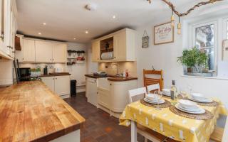 1 Apse Castle Cottage - Chocolate Box Cottage, Pet-Friendly 16th Century Cottage, surrounded by Ancient Woodland in Shanklin - 8