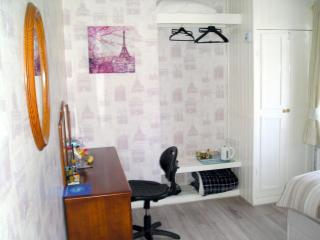 Liverpool Airport Rooms - 8