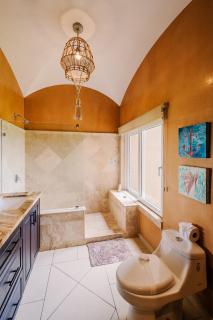 Stunning Ocean View Condo in the Center of Town - 8