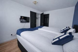 Stylish Five-Bedroom Home, Parking, Garden & WiFi - 2