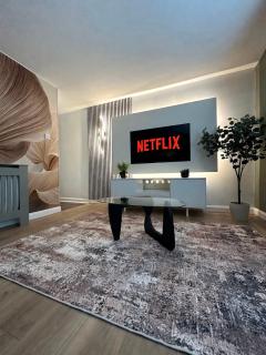 MODERN DELUXE AIRPORT APARTMENT, FREE PARKING, LUXURY Interior, MEDIA WALL, Near Luton Parkway & M1, Sleeps 4 Guests, GARDEN - 0