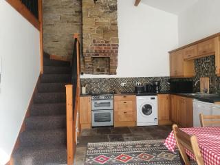 Edgerton coach house, Detached cottage in town, Spacious rustic charm - 8