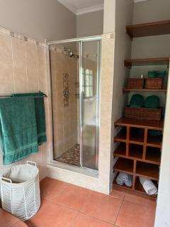 Ravenscroft Cottage Ezulwini - Stylish A-Frame Furnished Cottage in Mantenga - 6