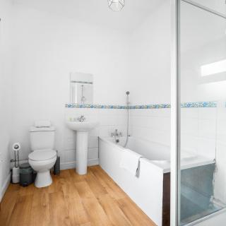 Stylish Two Bedroom House - Street Parking - Netflix 62W - 5