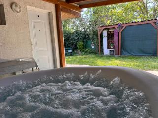 Juicy Private Apartments with Jacuzzi - 9