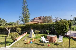 Residenza Pozzillo, villa con Jacuzzi, Giardino e Area Giochi a pochi passi dal mare - 1