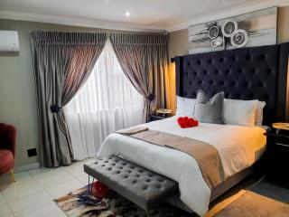 Luxury 3-Bed Home, Exquisite Stay - 7