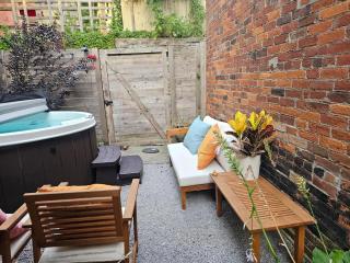 Charming Cottage Downtown - Walk to OTR with Hot Tub & Indoor Fireplace - Cincinnati - 8