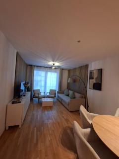 U1 Metro Nearby - 1-BR - fast Wi-Fi - 2
