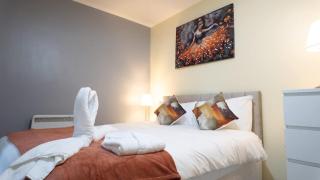 Meadowside Quay 2BR Luxurious Apartment - 8