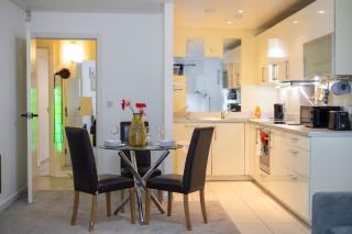 Meadowside Quay 2BR Luxurious Apartment - 7