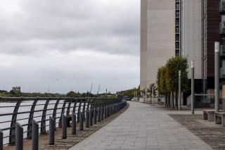 Meadowside Quay 2BR Luxurious Apartment - 6