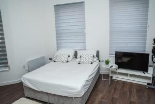 Aylesbury Apartment 1 with free parking - 1