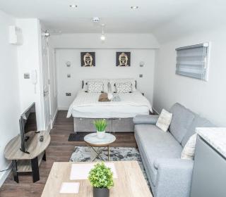 Aylesbury Studio Apartment 6 with parking - 8