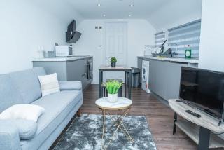 Aylesbury Studio Apartment 6 with parking - 4