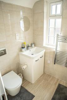 Aylesbury Studio Apartment 6 with parking - 5