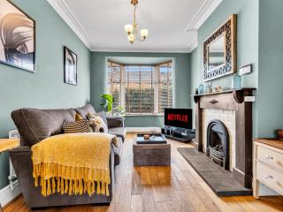 Stylish 3BR Townhouse in Stoke-on-Trent - 9