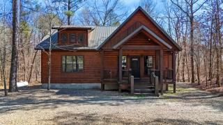 Pond Lily Creek - spacious couples cabin - hot tub - 0