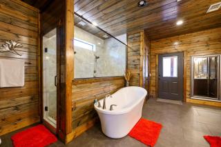Pond Lily Creek - spacious couples cabin - hot tub - 6