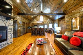 Pond Lily Creek - spacious couples cabin - hot tub - 5