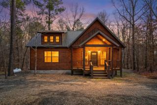 Pond Lily Creek - spacious couples cabin - hot tub - 2