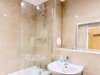 Balcony Flat Next to Stadium City Centre Sleeps 8 - 2