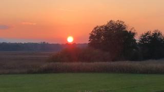 Traumhafte Familien Ferienwohnung am Chiemsee Bergpanorama Sonnenuntergang Terrasse Grillplatz für bis zu 6 Personen - 2