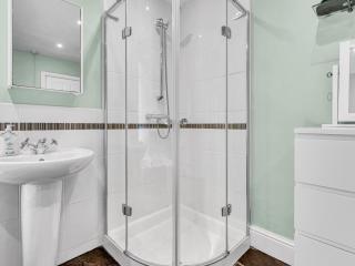 Stylish 3BR Townhouse in Stoke-on-Trent - 4