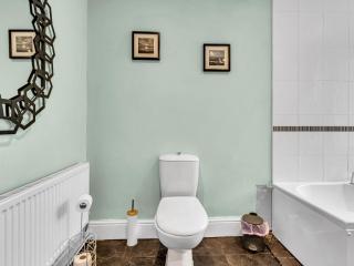 Stylish 3BR Townhouse in Stoke-on-Trent - 2