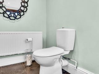 Stylish 3BR Townhouse in Stoke-on-Trent - 3