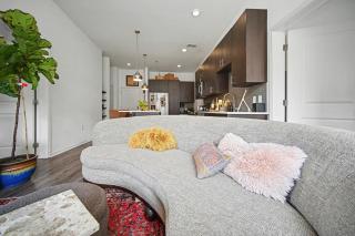 Beautiful Luxury Condo in the Heart of Overland Park - 8