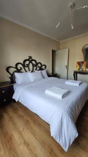 Cozy Zamalek Apt with Nile Glimpse and Prime Location - 5