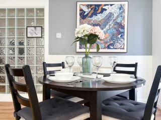 Spacious 2BR 2BA Apartment City Centre Sleeps 5 - 8