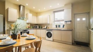 Stylish 4-Bed Home with Free Parking in Crookes - 4