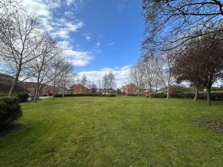 Spacious 4 Bed Home near Elizabeth Line, great for Contractors, Families, Groups & Insurance stays - 2