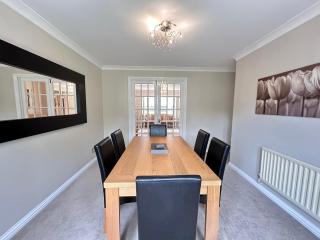 Spacious 4 Bed Home near Elizabeth Line, great for Contractors, Families, Groups & Insurance stays - 8
