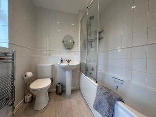 Spacious 4 Bed Home near Elizabeth Line, great for Contractors, Families, Groups & Insurance stays - 4