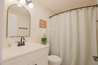 Shoreline Scandi Suite - Townhouse Near Trails - 4
