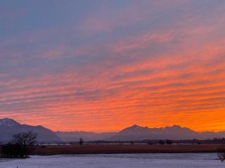 Traumhafte Familien Ferienwohnung am Chiemsee Bergpanorama Sonnenuntergang Terrasse Grillplatz für bis zu 6 Personen - 5