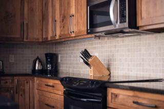 The Trail House 7BR Sleeps 18 Spacious Retreat - 1