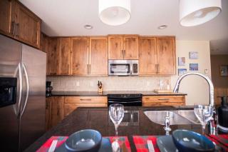 The Trail House 7BR Sleeps 18 Spacious Retreat - 1