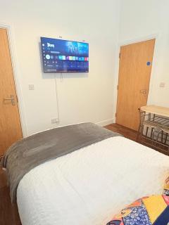 Stylish Studio 3,Parking,Special long stay deals, Contractors,NHS,Families,Relocators,nr Sandwell hospital - 3