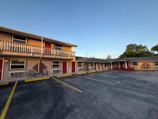 Hunter's Friend Resort near Table Rock Lake - 1