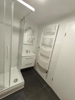 Frisch saniertes, komplettes geräumiges Haus - 3