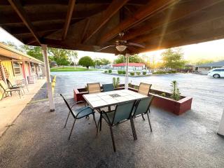 Hunter's Friend Resort near Table Rock Lake - 2
